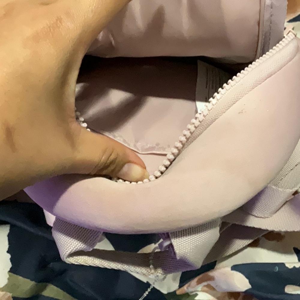 It a pink Reebok mini backpack - Picture 3 of 3